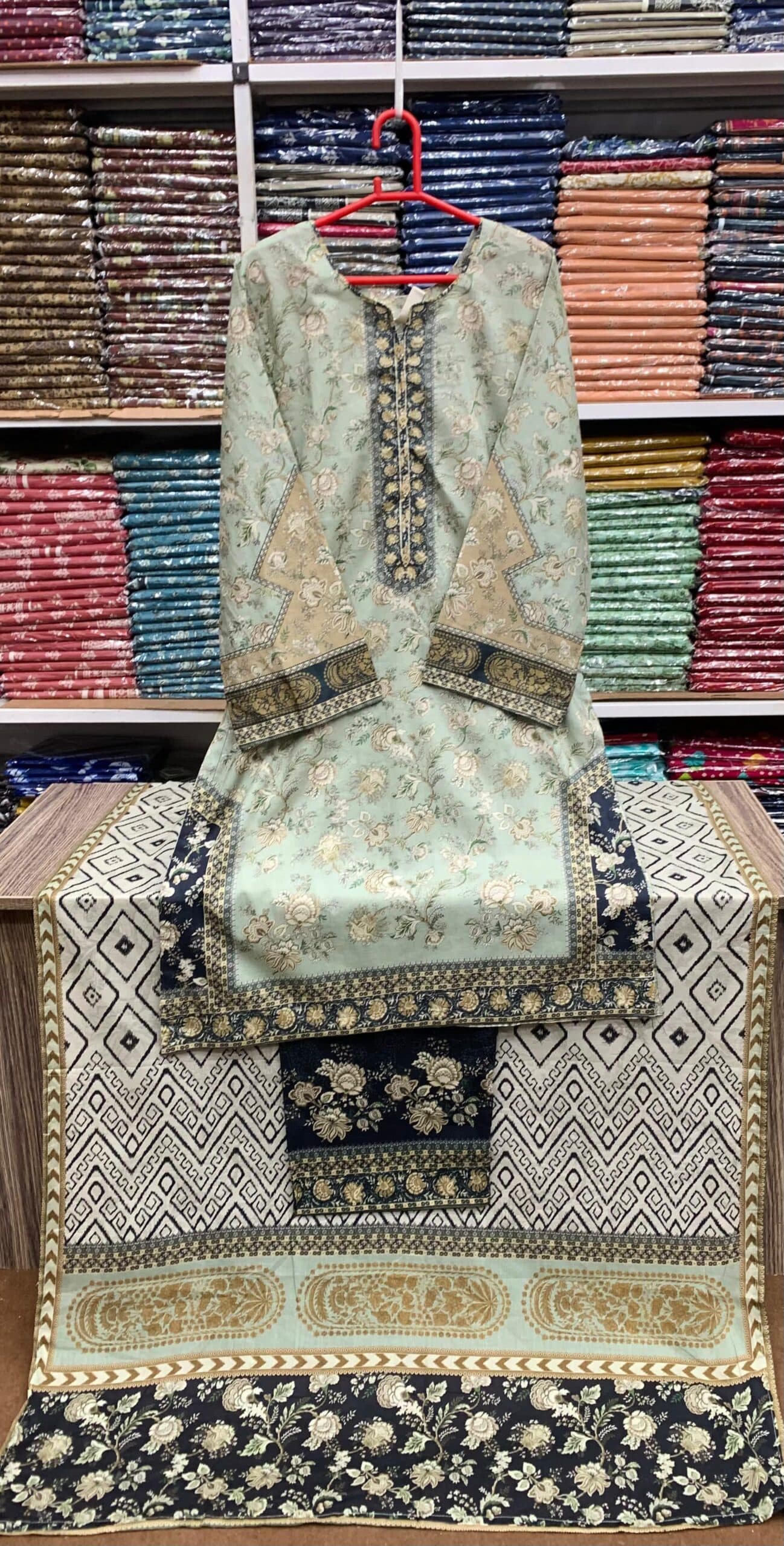 IZNIK Lawn image 1